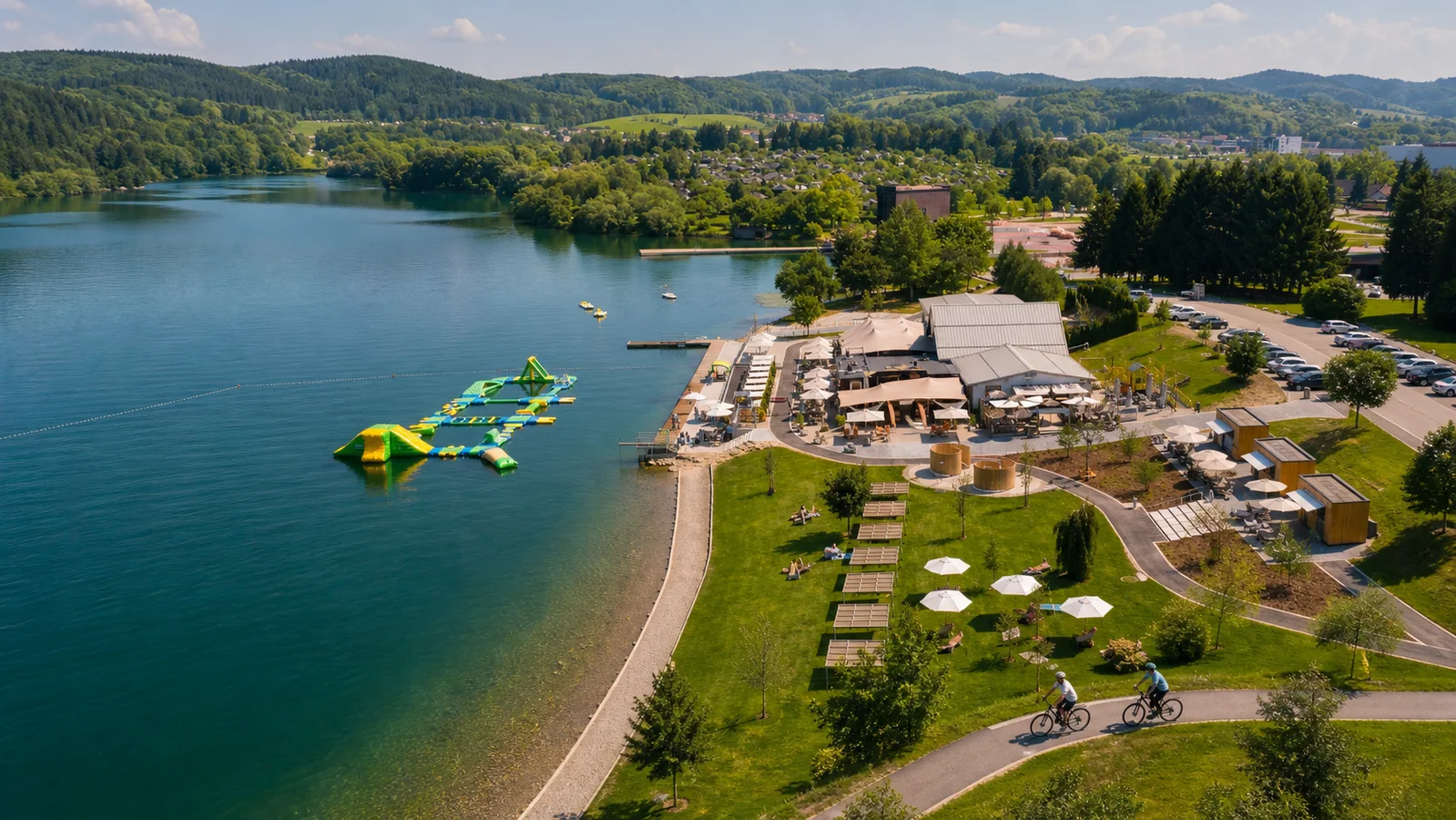 Velenjsko jezero, Velenjska plaža in kolesarja na poti ob jezeru