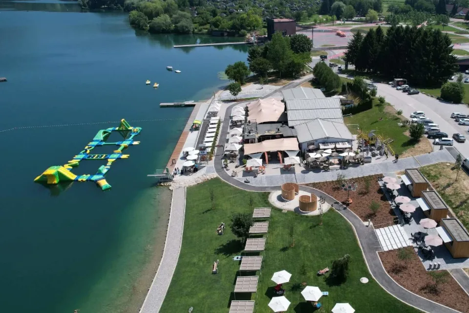 Velenjska plaža, vodni park in zelena obala Velenjskega jezera